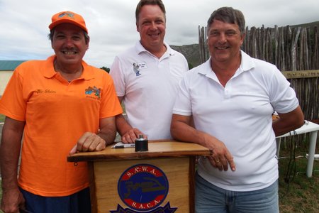 Vlnr is 3 van die organiseerders (met hul byname), Petrus Theron (Bollie Baker), Danny le Roux (Kwadraat) en Paul Steyn (+VAT)